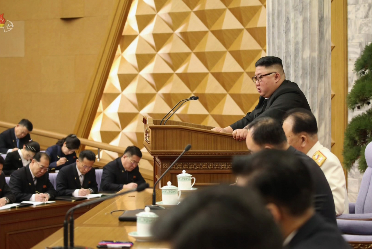 김정은 총비서가 참석한 가운데 지난 8일부터 열린 노동당 중앙위원회 제8기 제2차 전원회의에 김 총비서의 여동생인 김여정 당 제1부부장과 현송월 당 부부장이 참가했다. [연합]