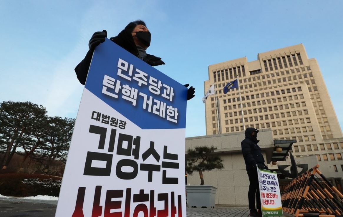 People Power Party lawmaker Rep. Kim Gi-hyeon pickets the Supreme Court on Feb. 5, 2021, calling for the resignation of Chief Supreme Court Justice Kim Meong-su. (Yonhap)