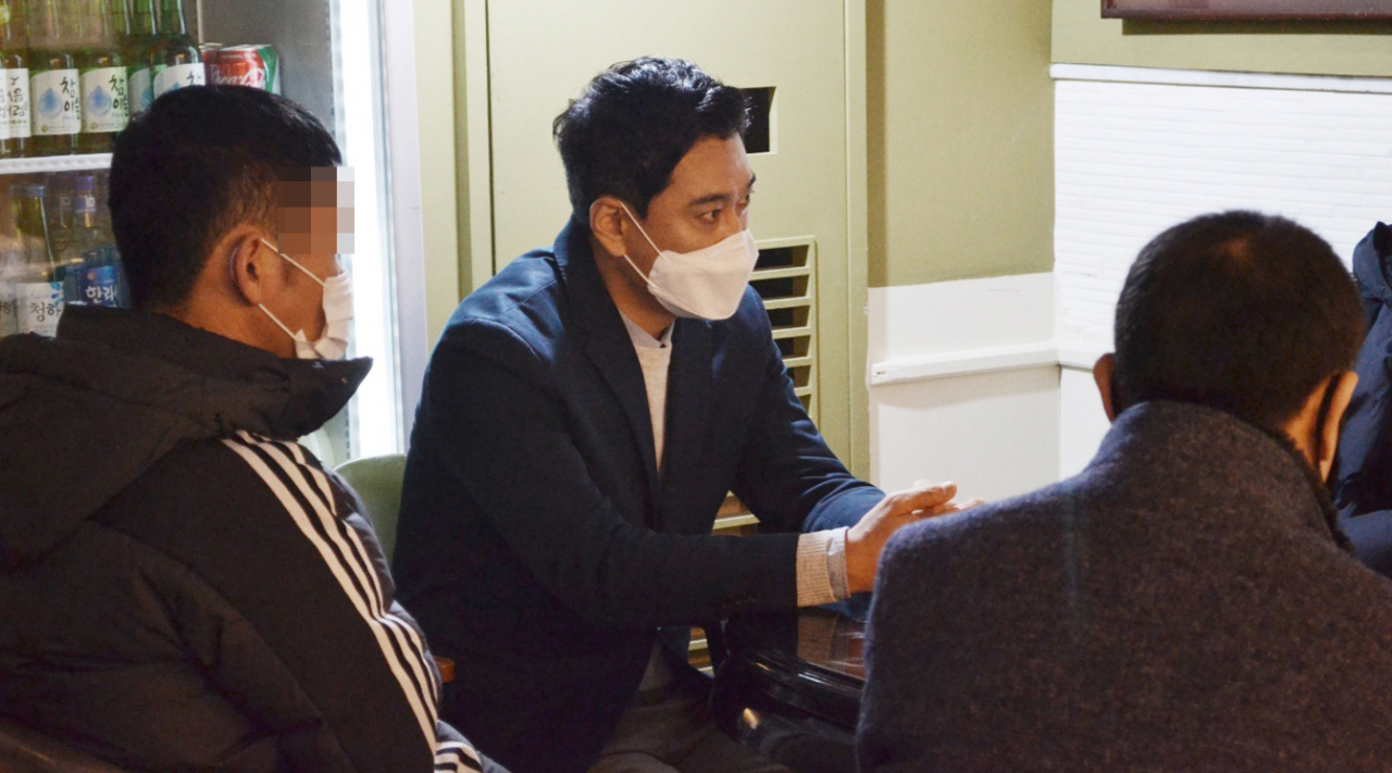 서울시장 보궐선거 국민의힘 오신환 예비후보가 설날인 12일 서울시 거주 탈북 청년들을 격려하고 있다. [연합]