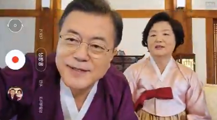 문재인 대통령과 부인 김정숙 여사가 설날인 12일 국민에게 새해인사를 전하고 있다.[문재인 대통령 트위터 캡처]