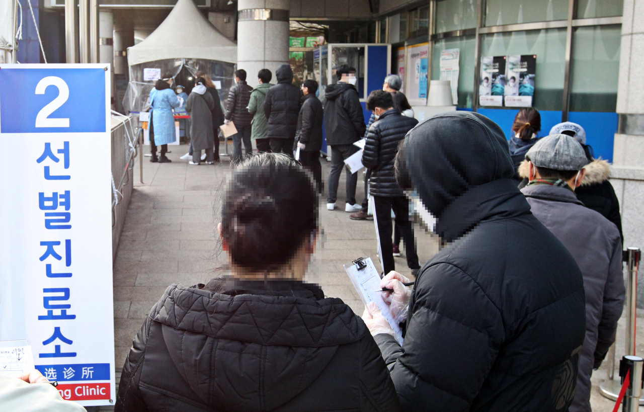설날인 12일 오전 서울시 동작구 보건소 코로나19 선별진료소를 찾은 시민들이 검사를 받기 위해 줄을 서 있다. [연합]