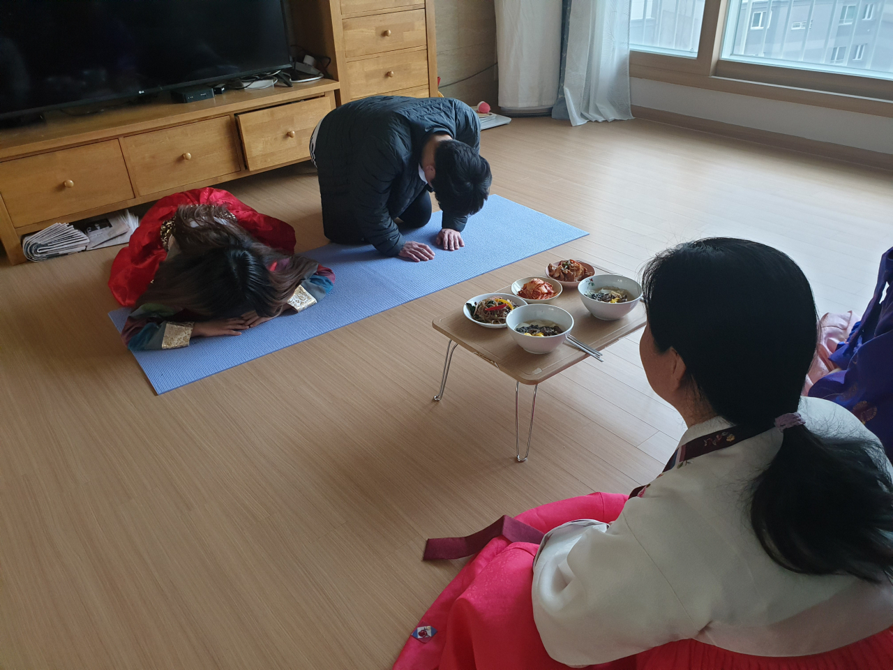 [설날인 12일 오전 대구 달서구의 한 가정에서 자녀들이 부모에게 세배를 하고 있다]