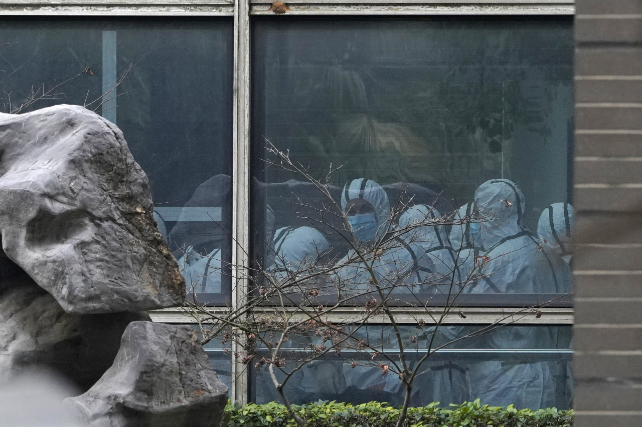 신종 코로나바이러스 감염증(코로나19) 기원을 밝혀내기 위해 중국을 방문하고 있는 세계보건기구(WHO) 조사팀이 2일 방호복을 입고 우한에 있는 허베이성 동물질병통제예방센터를 내부에 모여 있다. 연합뉴스