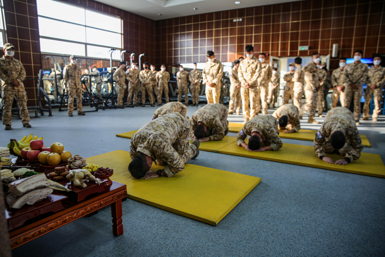 합동 차례를 지내는 UAE 아크부대 장병들. [연합]