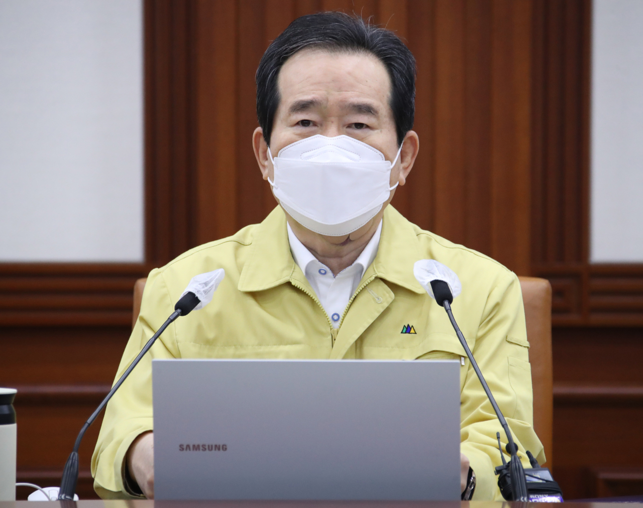정세균 국무총리가 13일 오전 정부서울청사에서 열린 코로나19 대응 중앙재난안전대책본부 회의를 주재하며 발언하고 있다. ［연합］