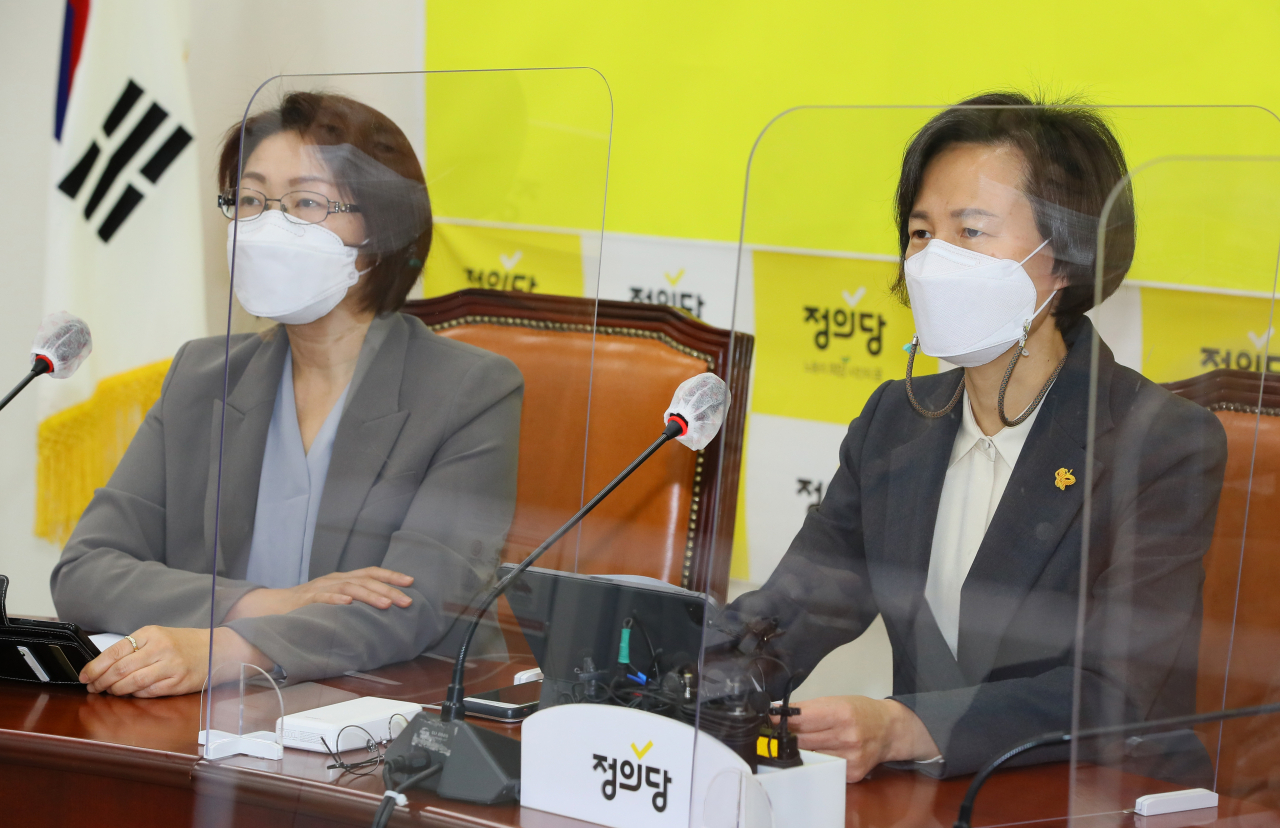 지난 10일 국회에서 열린 비상대책위원회의에서 발언하는 정의당 강은미 비상대책위원장(오른쪽). [연합]