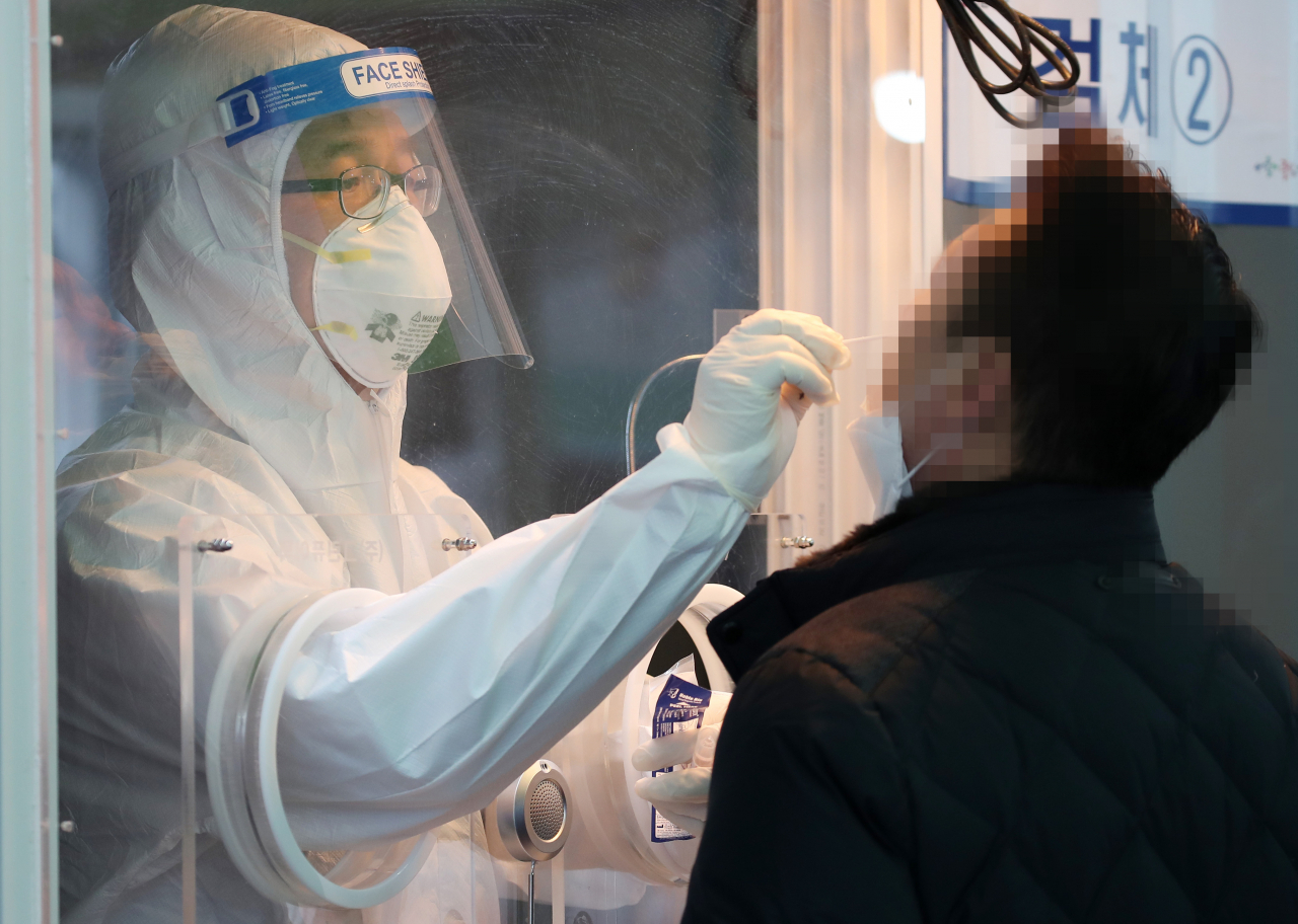 서울역광장에서 설치된 임시선별검사소 [연합]