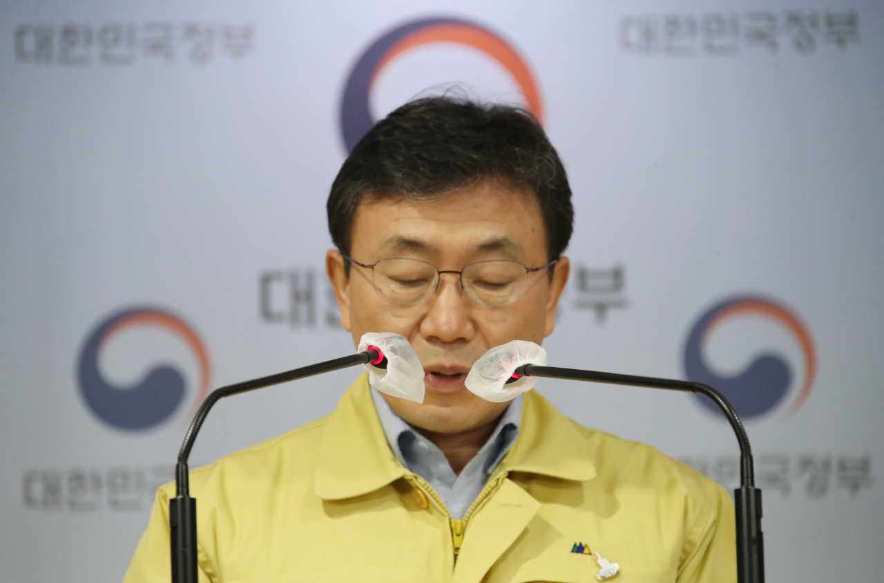 13일 오전 정부서울청사 브리핑실에서 중대본 회의 결과를 발표하는 권덕철 중앙재난안전대책본부 1차장(보건복지부 장관). [연합]