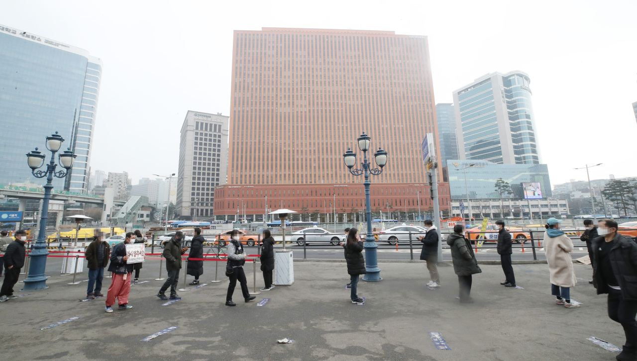 Citizens wait in line at a makeshift virus testing facility in front of the Seoul Station on Thursday. (Yonhap)