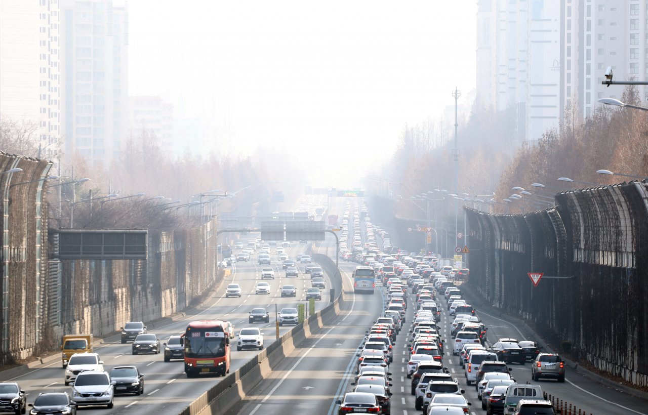 12일 서초구 잠원IC 부근 고속도로 하행선(오른쪽) 차량이 정체되고 있다. 이날 미세먼지는 나쁨을 기록했다. [연합]