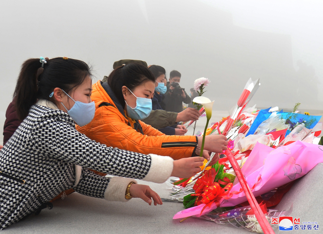 북한 주민과 군 장병들이 지난 12일 설 명절을 맞아 김일성 주석과 김정일 국방위원장의 동상에 꽃바구니와 꽃다발을 진정했다고 조선중앙통신이 13일 보도했다. 북한 주민들이 동상 앞에 헌화하고 있다. [연합뉴스]