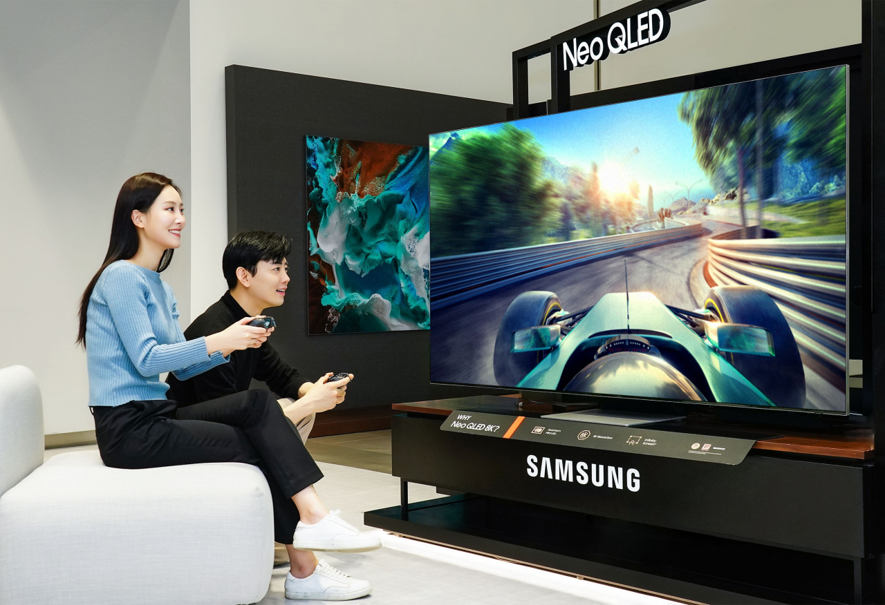 삼성전자 모델이 삼성전자 수원사업장에서 Neo QLED TV의 게이밍 기능을 소개하고 있다. [삼성전자 제공]