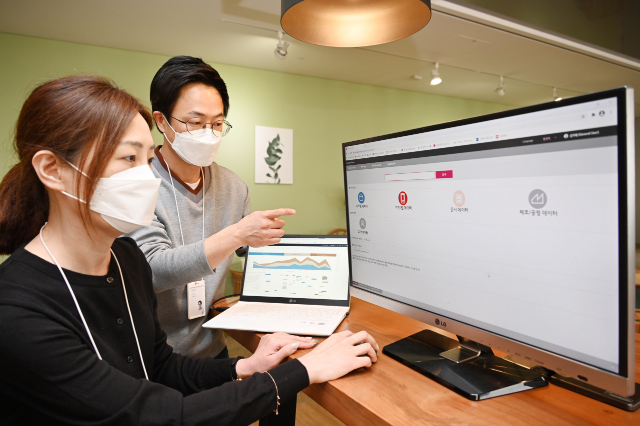 : LG전자가 쉽고 빠른 데이터 분석을 통해 새로운 고객가치를 창출하기 위해 최근 ‘LG 데이터 포털’을 오픈했다. 직원들이 'LG 데이터 포털 시스템'을 이용하고 있다.