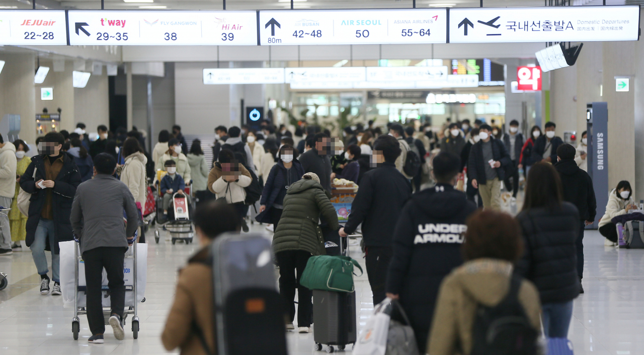 제주공항 국내선 출발 대합실 [연합]