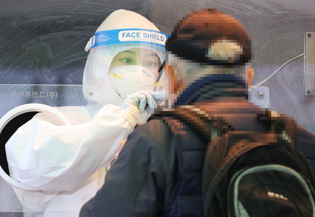 A health care worker conducts nasal swab test at a testing center near Seoul station on Saturday. (Yonhap)