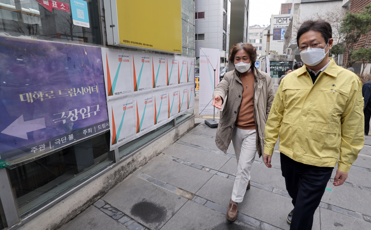 황희 문화체육관광부 장관이 14일 서울 종로구 예술가의집에서 공연예술계 종사자와 간담회를 마치고 공연장을 찾아 현장을 둘러보고 있다. [문체부 제공]
