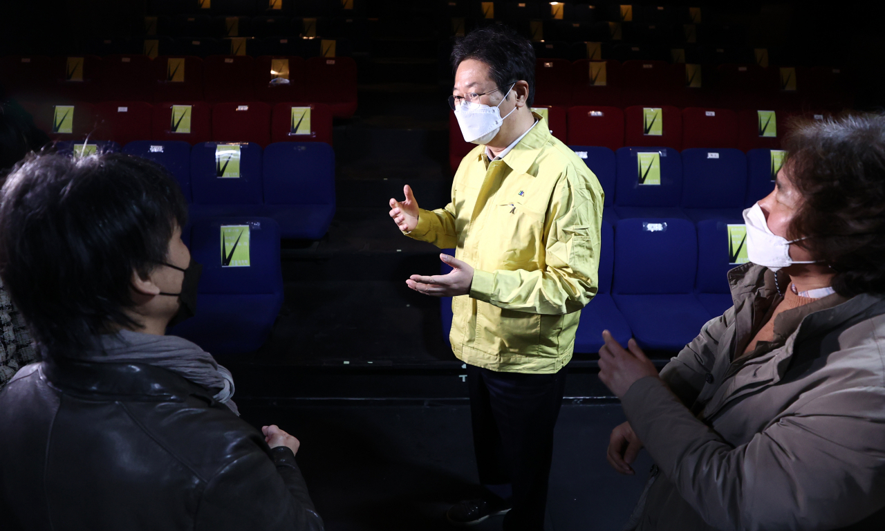 황희 신임 문화체육관광부 장관이 14일 오후 서울 대학로의 한 소극장을 찾아 공연 관계자들과 이야기를 하고 있다. 연합뉴스