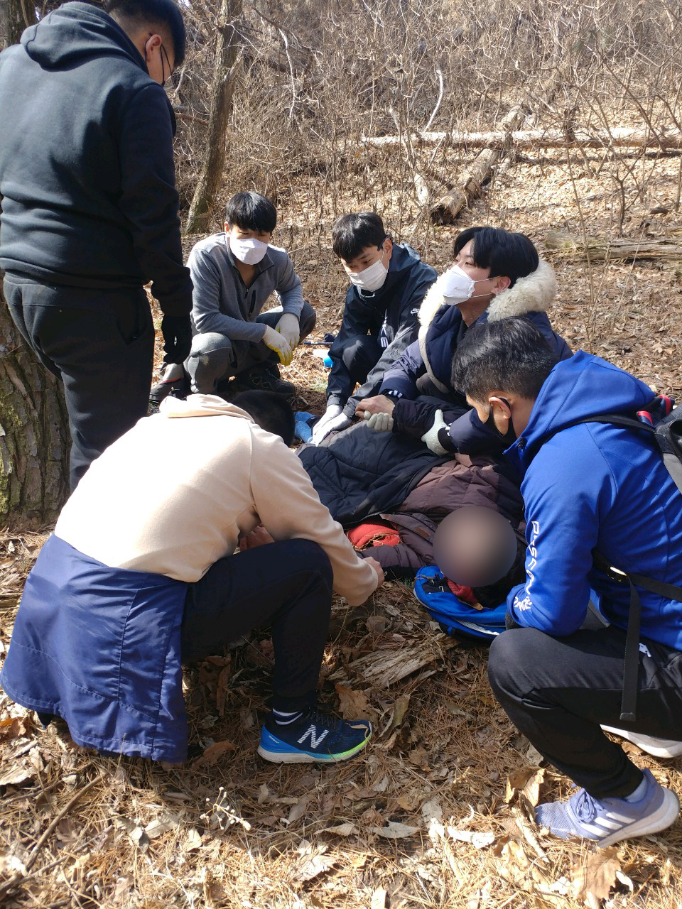 설 연휴 첫날인 11일 오전 강원 춘천시 삼악산에서 심정지로 쓰러진 70대 등산객을 시민들이 살렸다. 박문봉(51)씨와 손종광(31)씨 일행 등이 40분간 가슴압박과 함께 팔다리를 주무른 덕에 등산객은 의식과 호흡을 회복했다. 사진은 손씨 일행 등이 응급처치를 하는 모습. [연합뉴스]