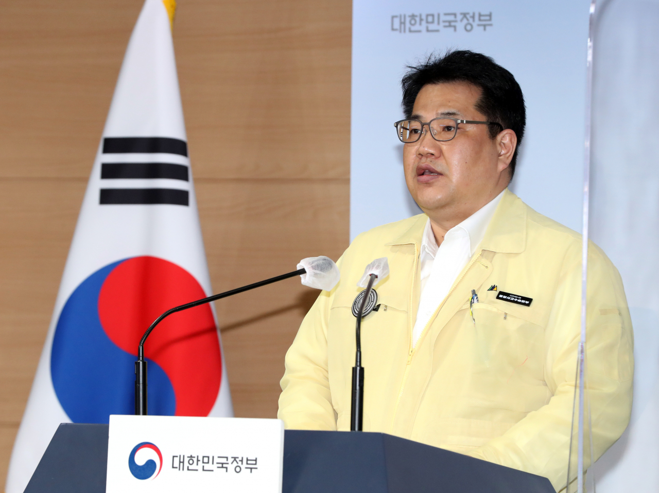 손영래 중앙사고수습본부 전략기획반장(보건복지부 대변인)이 14일 정부서울청사에서 코로나19 중대본 결과 브리핑을 하고 있다. 연합뉴스