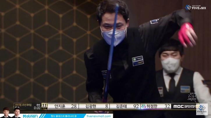 준우승이 확정된 허정한이 익살스런 표정으로 각기춤을 추듯 손을 풀고 있다. 직후 바로 엉터리 맛세 샷을 한 뒤 경기를 마무리했다. [MBC스포츠플러스 화면 캡처]
