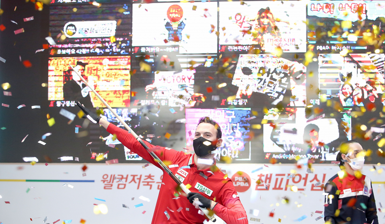 카시도코스타스가 팔로 하늘을 가르키는 세리머니를 하고 있다. [PBA 제공]
