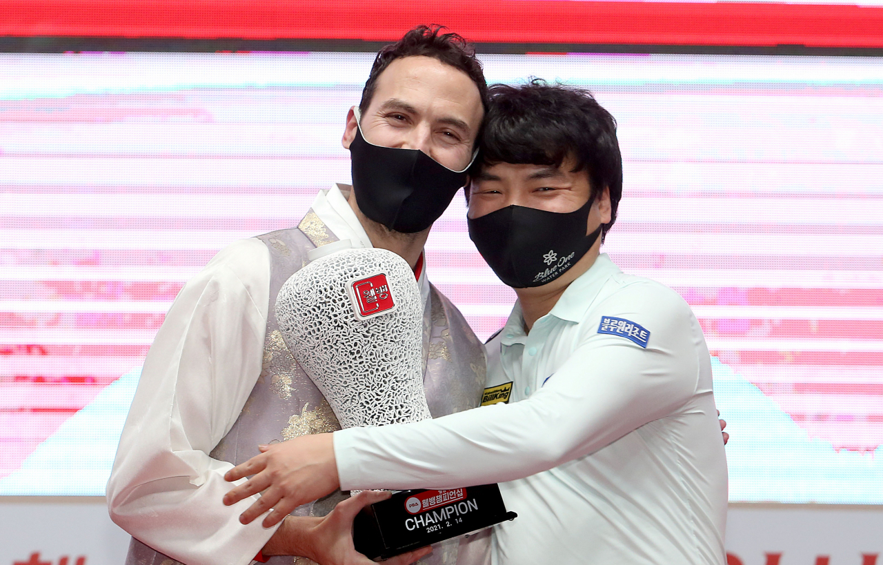 도자기형 우승트로피를 든 카시도코스타스를 강민구가 감싸안으며 축하하고 있다. 4번째 준우승에 머물러 낙담했을 강민구는 만면에 미소를 잃지 않으며 의연하고 담담함을 유지했다. [PBA 제공]