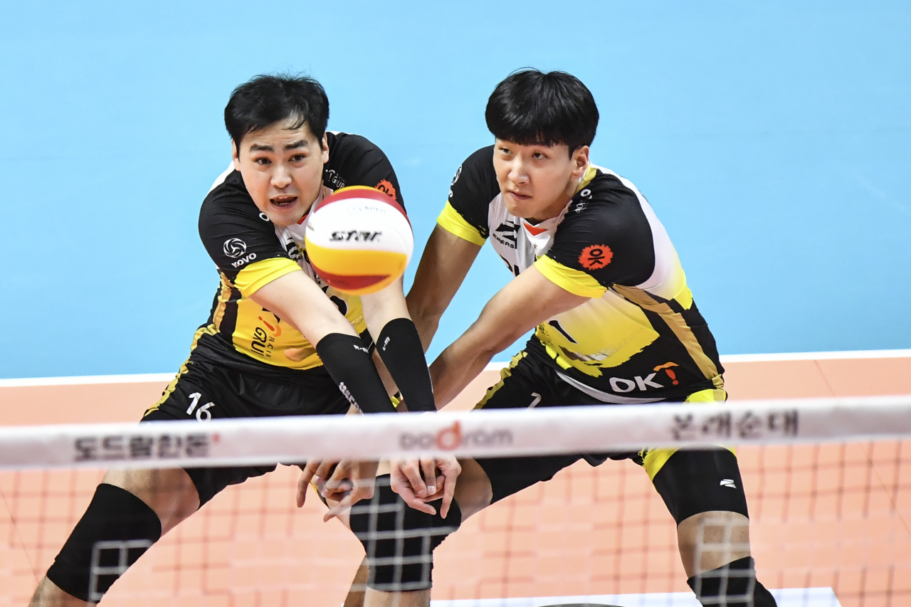 남자프로배구 OK금융그룹 레프트 심경섭(왼쪽)과 송명근이 최근 불거진 학폭 의혹을 사과하고 잔여경기 불참을 선언했다. [연합]