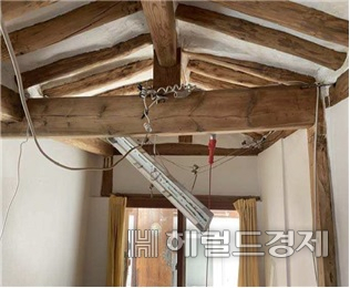 한옥 내실에 조명등이 위험스럽게 걸려있다.