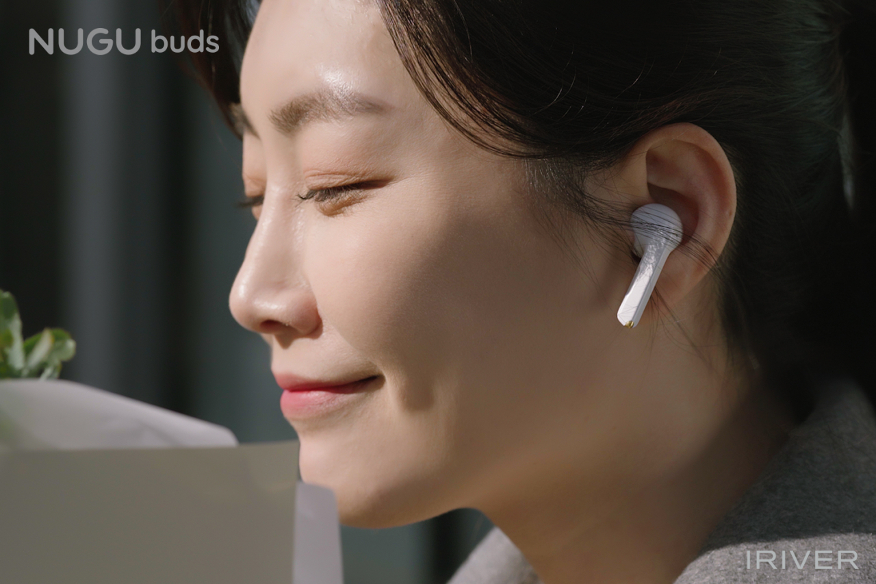SK텔레콤 모델이 ‘T전화x누구’ 전용 무선 이어셋 ‘누구 버즈(NUGU buds)’를 착용하고 있다. [SK텔레콤 제공]