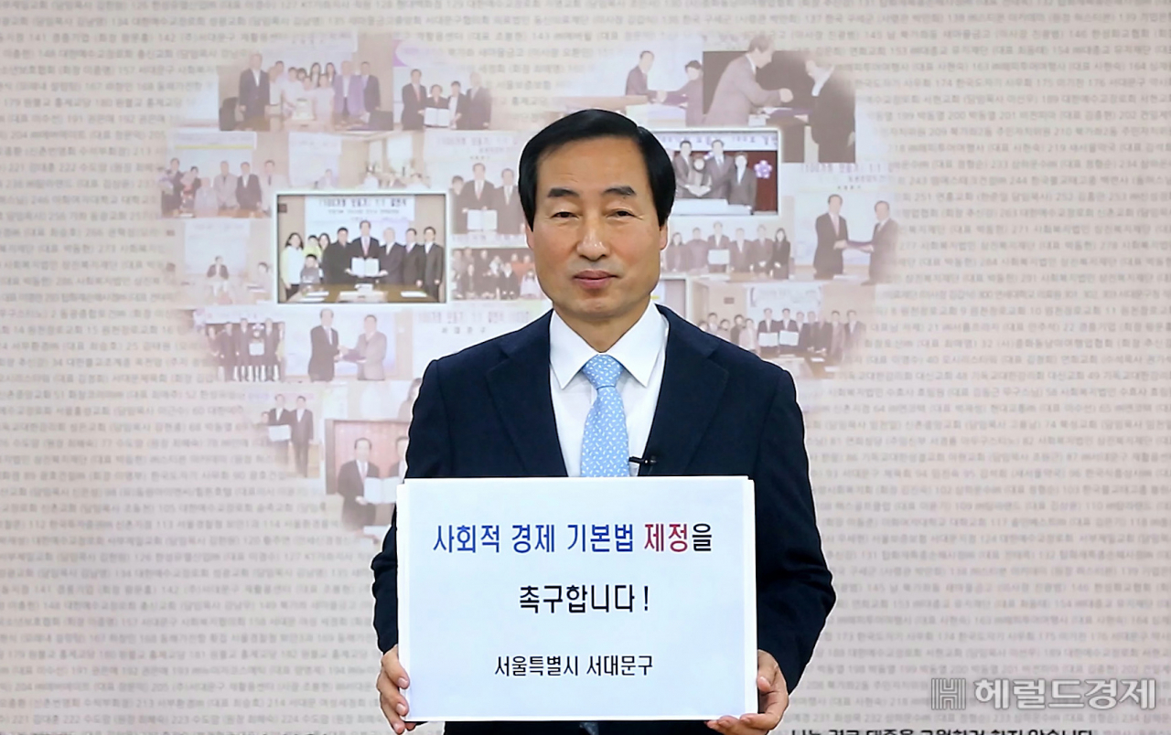 문석진 서대문구청장이 전국사회연대경제지방정부협의회의가 제작한 ‘사회적경제기본법 제정 촉구’ 동영상에 출연해 제정 필요성을 강조하고 있다. [서대문구 제공]