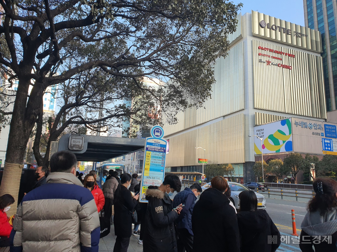 지난 13일 부산 서면 롯데백화점 근처 버스정류장에서 사람들이 버스를 기다리고 있다. [헤럴드경제=정윤희 기자 yuni@]