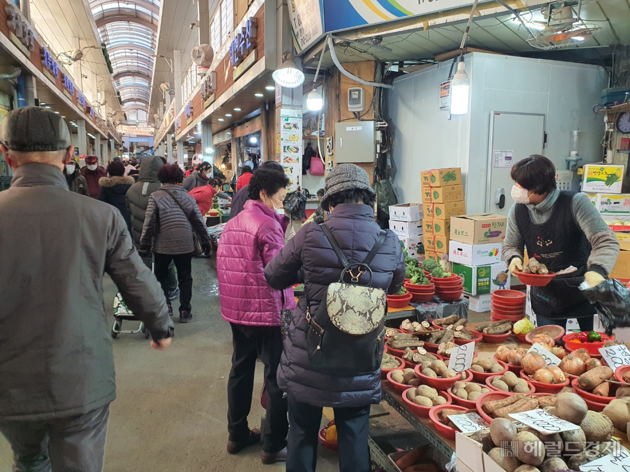 설 명절을 앞두고 부산진구 부전시장에서 사람들이 장을 보고 있다. [헤럴드경제=정윤희 기자 yuni@]