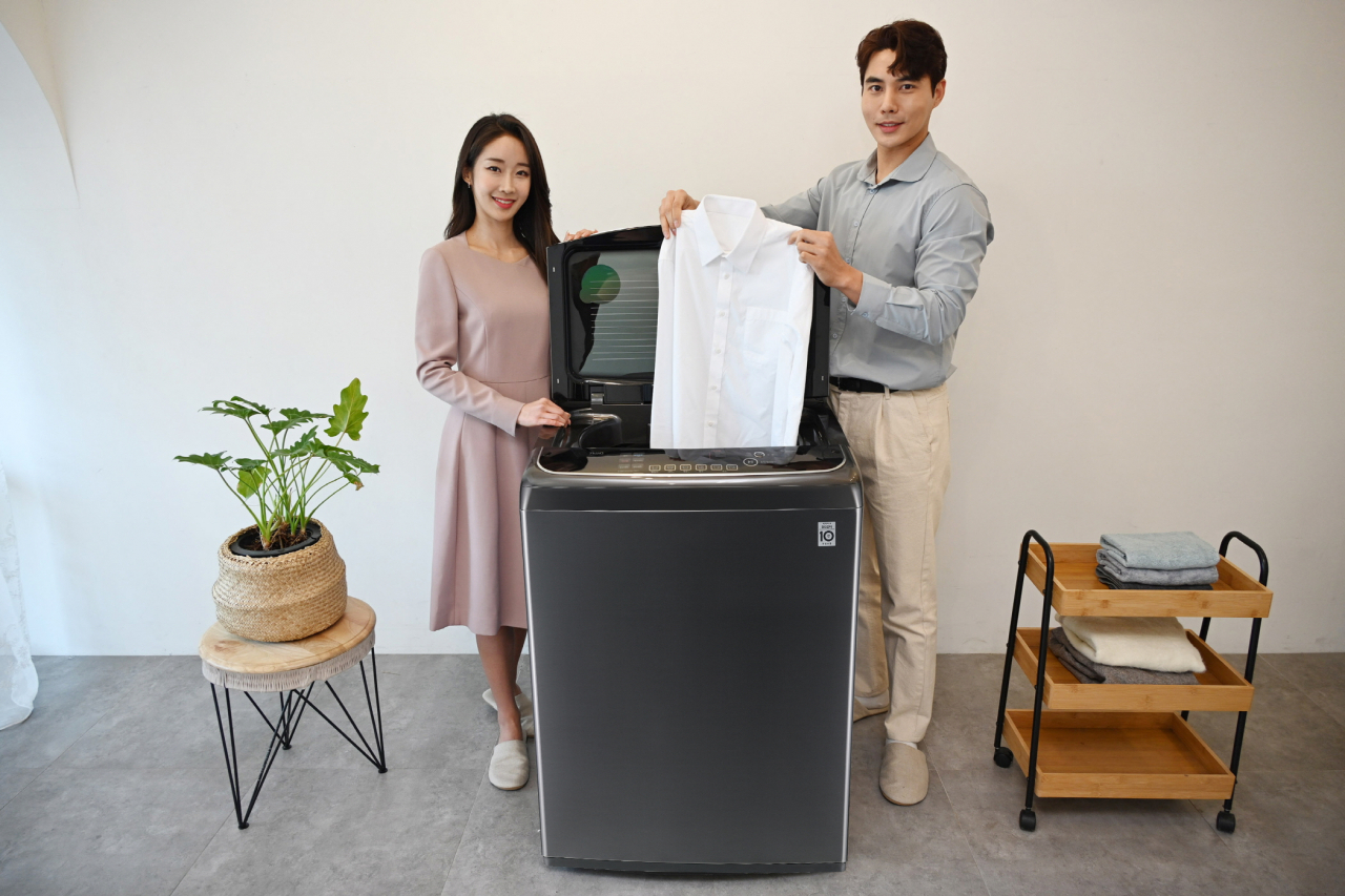 모델들이 'LG 통돌이 세탁기' 신제품을 소개하고 있는 모습. [LG전자 제공]