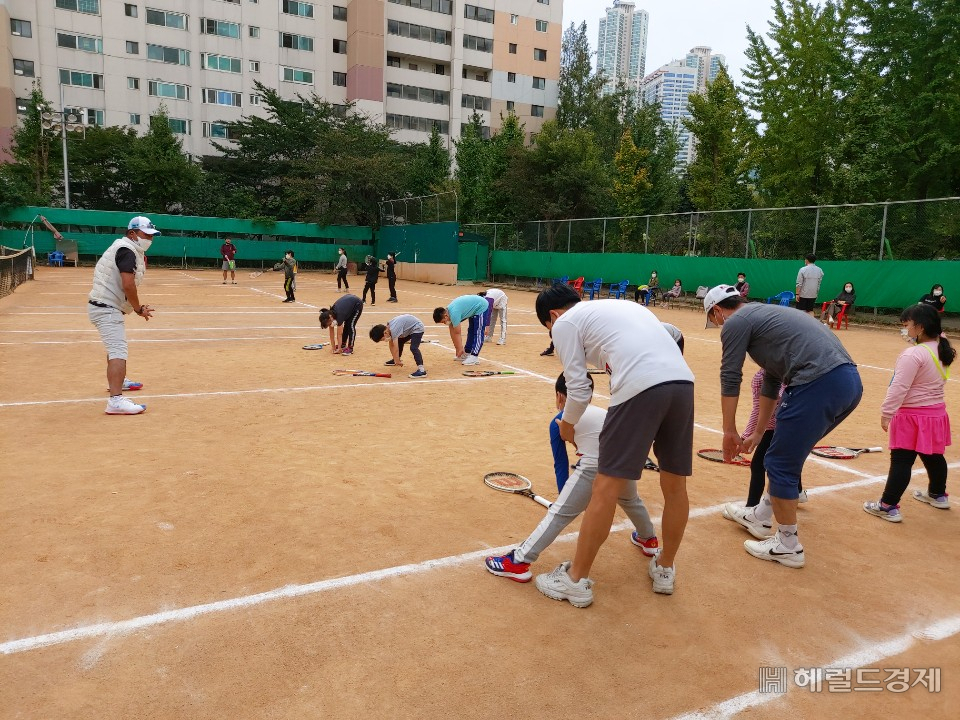 공동주택 공동체 활성화 사업 일환으로 시작된 목동5단지 가족과 함께 하는 청소년 테니스 교실에서 가족들이 테니스를 배우고 있다. [양천구 제공]