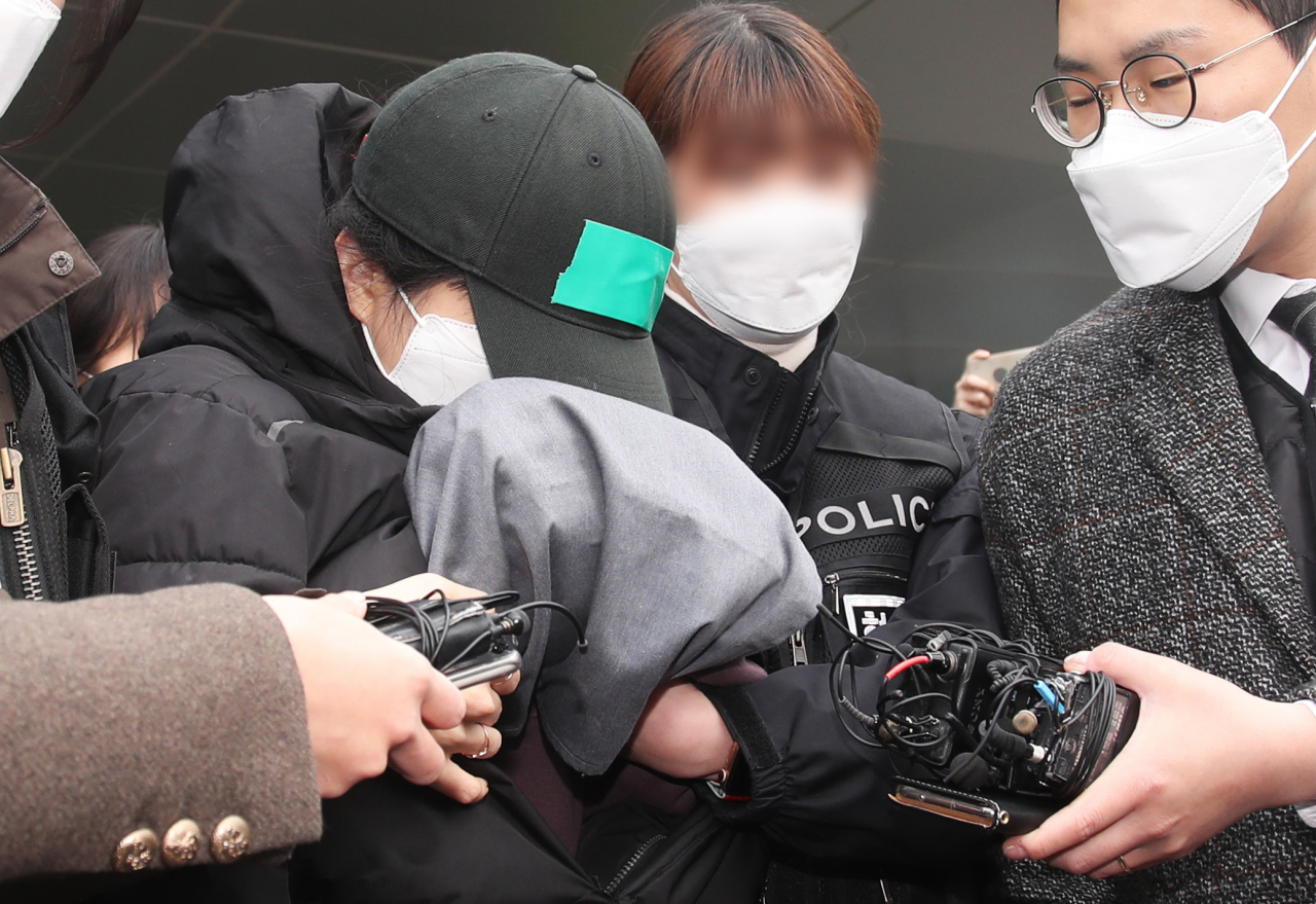열 살 조카를 학대해 숨지게 한 이모가 지난 10일 오후 구속 전 피의자 심문(영장실질심사)에 출석하기 위해 경기도 용인동부경찰서에서 나오고 있다.[연합]