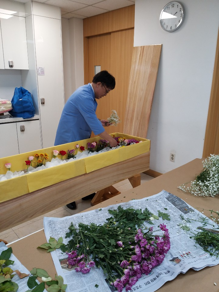 김신(57) 씨가 장례지도 시연에 나선 모습. [본인 제공]