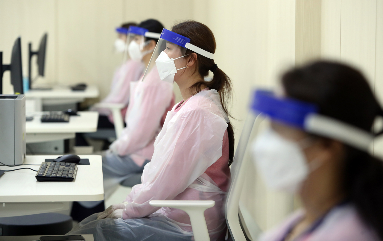 대구 중구 계명대학교 대구동산병원에 마련된 신종 코로나바이러스 감염증(코로나19) 예방접종센터에서 백신 접종 업무를 맡은 의료진이 대기하고 있다. 연합뉴스