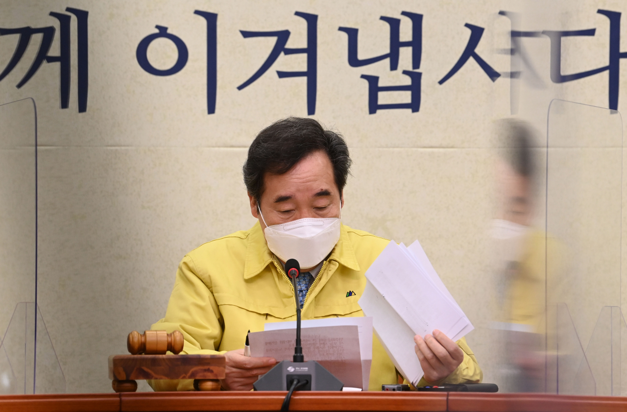 이낙연 더불어민주당 대표가 15일 오전 서울 여의도 국회에서 열린 최고위원회의에서 자료를 검토하고 있다. 이상섭 기자