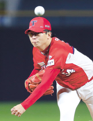 MLB 텍사스 레인저스 구단은 양현종과 마이너리그 계약을 하고 스프링캠프에 초청한다고 13일(한국시간) 공식 발표했다. 스프링캠프와 시범경기에서 기량을 인정받으면 빅리거로 승격될 수 있다. [연합]