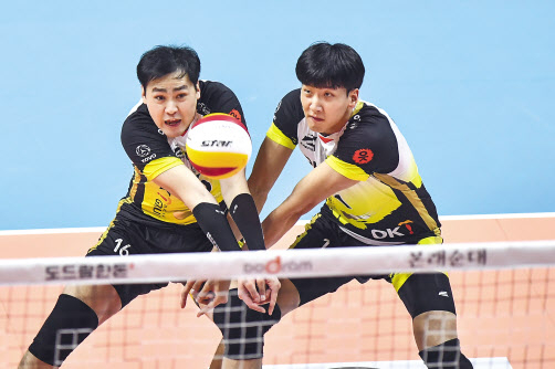 남자프로배구 OK금융그룹 레프트 심경섭(왼쪽)과 송명근이 최근 불거진 학폭 의혹을 사과하고 잔여경기 불참을 선언했다. [연합]