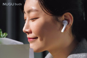 SK텔레콤 모델이 ‘T전화x누구’ 전용 무선 이어셋 ‘누구 버즈(NUGU buds)’를 착용하고 있다.[SK텔레콤 제공]