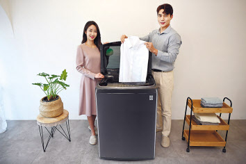 모델들이 ‘LG 통돌이 세탁기’ 신제품을 소개하고 있는 모습. [LG전자 제공]