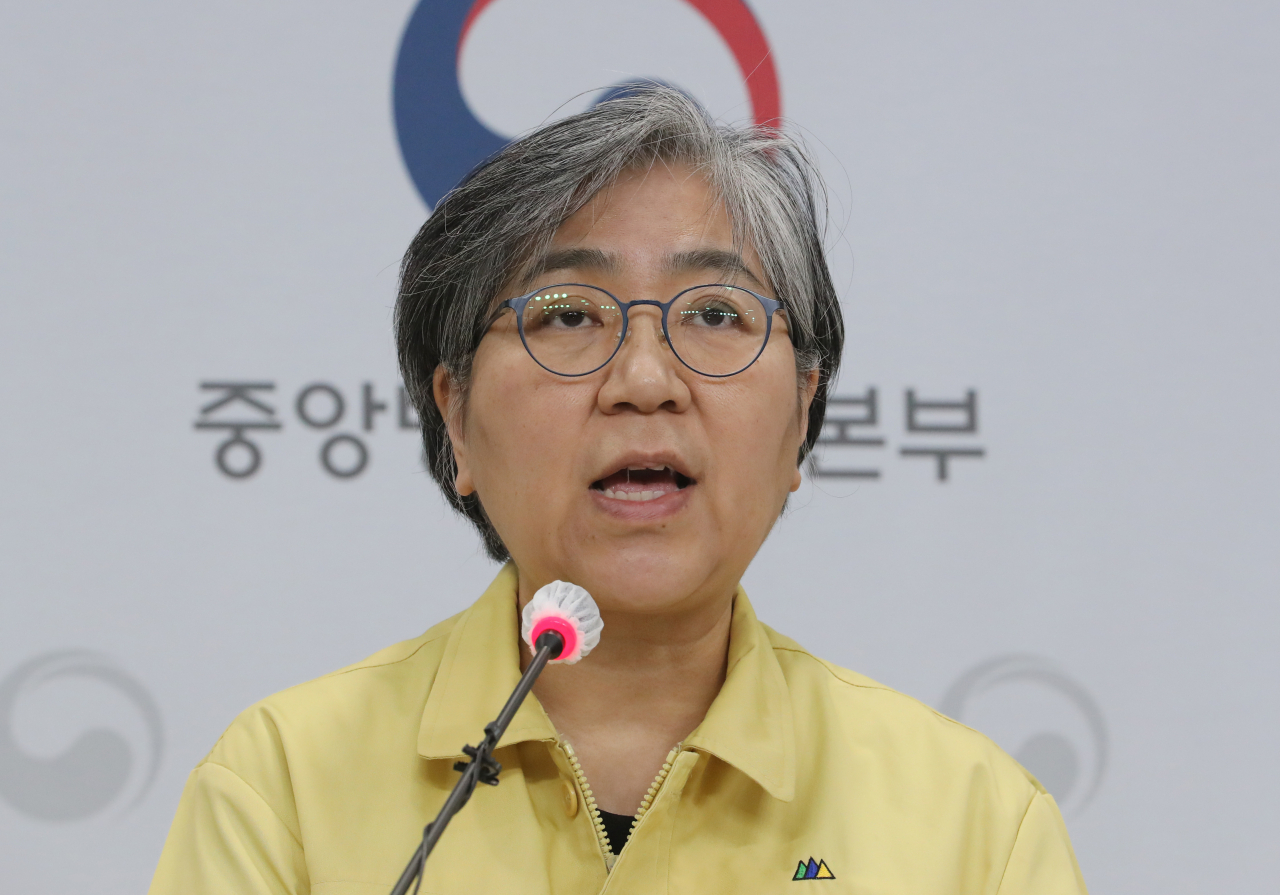 코로나19 예방접종 대응 추진단장을 맡은 정은경 질병관리청장(중앙방역대책본부장)이 15일 오후 충북 청주시 질병관리본부에서 열린 신종 코로나바이러스 감염증(코로나19) 대응 정례 브리핑에서 '코로나19 2~3월 예방접종 계획'을 발표하고 있다. [연합]