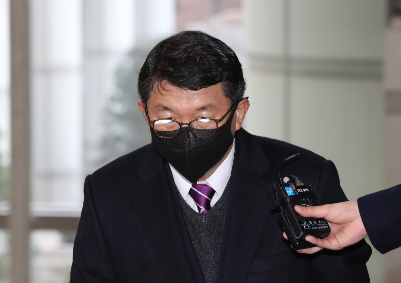 2014년 세월호 참사 당시 초동조치를 제대로 하지 않아 승객들을 숨지게 한 혐의로 재판에 넘겨진 김석균 전 해양경찰청장이 15일 오후 서초구 서울중앙지법에서 열린 선고 공판에 출석하고 있다. [연합]