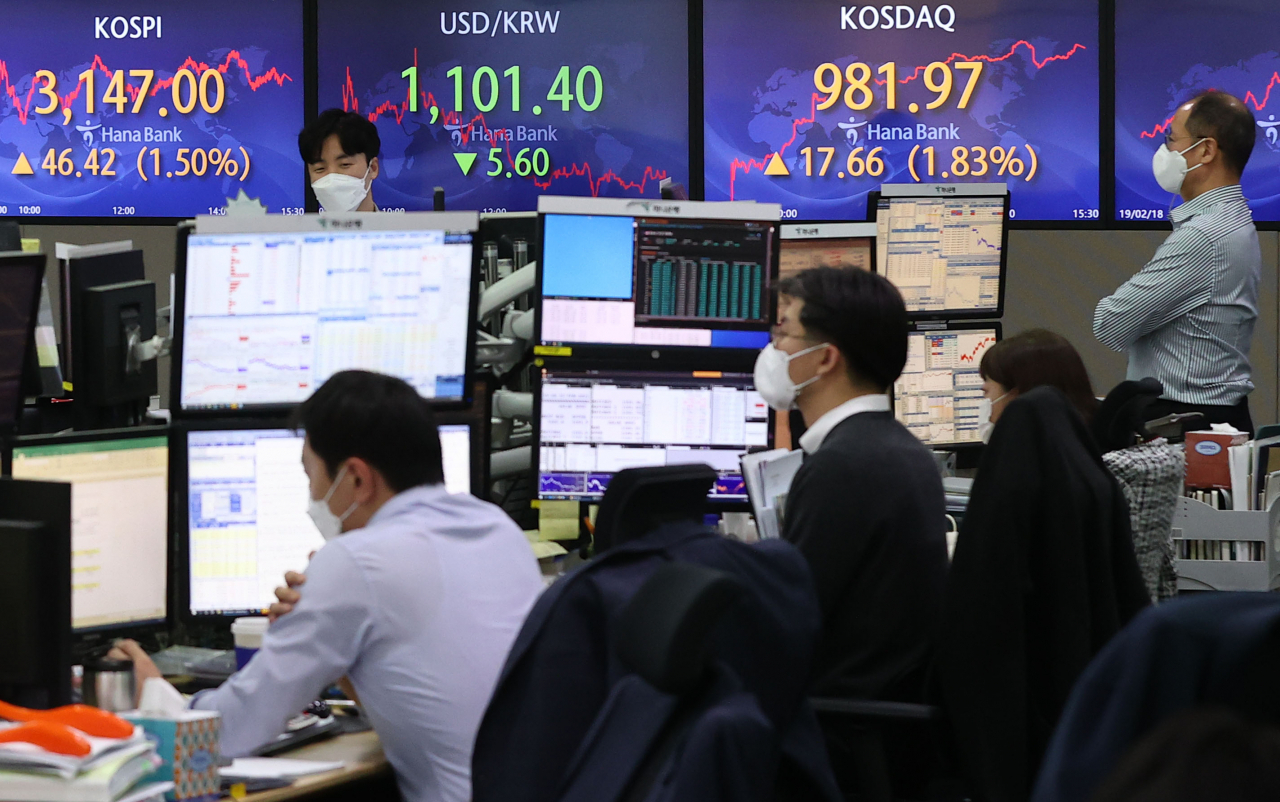 코스피가 15일 상승하며 3140대를 회복했다. 이날 코스피는 전 거래일보다 46.42포인트(1.50%) 오른 3147.00으로 마감했다. 지난달 25일 3208.99로 마친 이후 최고치다. 코스닥은 전날보다 17.66포인트(1.83%) 오른 981.97에 마쳤다. 사진은 15일 오후 서울 중구 을지로 하나은행 본점 딜링룸.[연합]