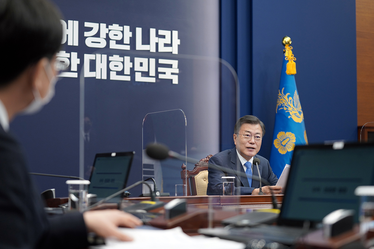President Moon Jae-in speaks during a weekly meeting with his key aides at Cheong Wa Dae on Monday. (Cheong Wa Dae)