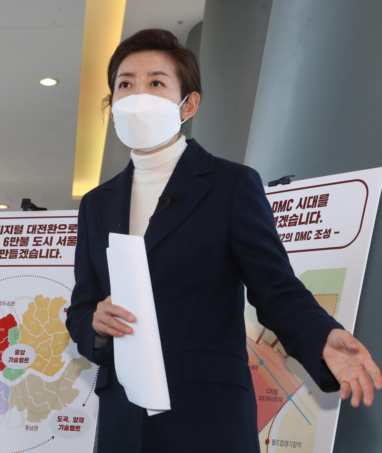 나경원 국민의힘 서울시장 경선후보가 15일 서울 마포구 누리꿈스퀘어 연구개발타워 스카이브릿지에서 진대제 전 정보통신부 장관과 함께 상암 일대 정책비전을 발표하고 있다. [국회사진기자단]