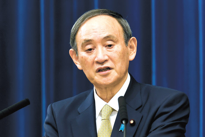 스가 요시히데(菅義偉) 일본 총리가 신종 코로나바이러스 감염증(코로나19) 부실 대응과 장남의 총무성 간부 접대 파문으로 정치적 위기를 맞고 있다. 일본 교도통신이 조사한 스가 내각 지지율도 38.8%를 기록, 이 통신 역대 조사 중 최저치를 경신했다. [로이터]