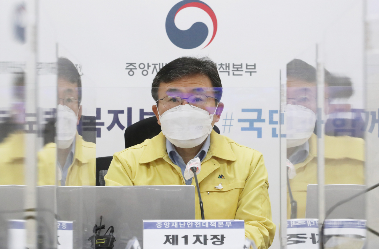 권덕철 보건복지부 장관이 15일 오전 세종시 정부세종청사에서 열린 신종 코로나바이러스 감염증(코로나19) 대응 중앙재난안전대책본부 회의를 주재하며 발언하고 있다. 연합뉴스