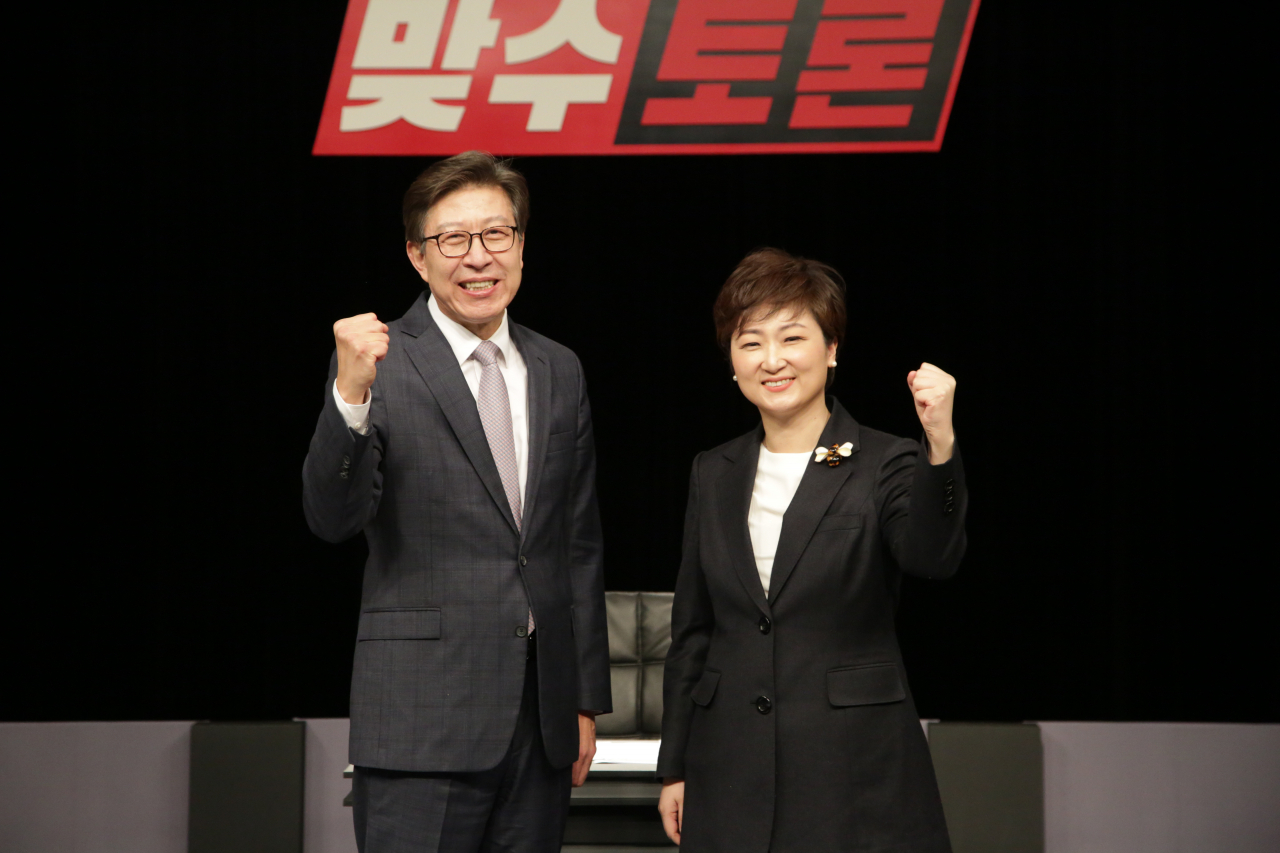 15일 오후 부산MBC를 통한 국민의힘 부산시장 본경선 후보 간 TV 토론회 시작에 앞서 후보들이 기념촬영을 하고 있다. 사진은 박형준 후보(왼쪽)와 이언주 후보(오른쪽). [연합]